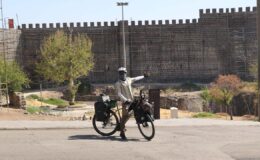 Diyarbakır’da mola verdi: Bisikletle Japonya’ya gidecek