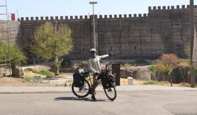 Diyarbakır’da mola verdi: Bisikletle Japonya’ya gidecek