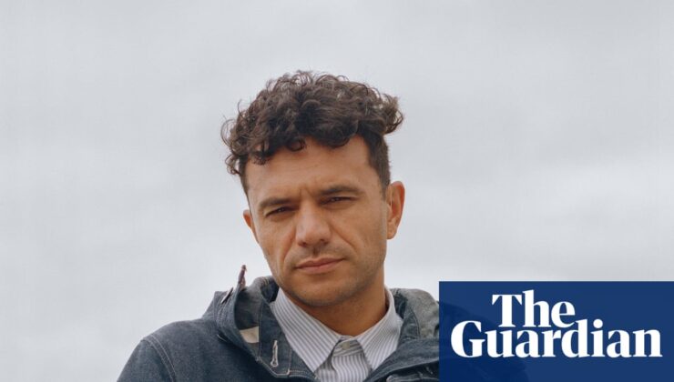 ‘Hayatta kalanların suçluluğunu taşıyorum’: Raymond Antrobus sağır olarak büyüyor