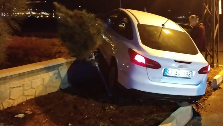 Batman’da otomobil istinat duvarına çarptı