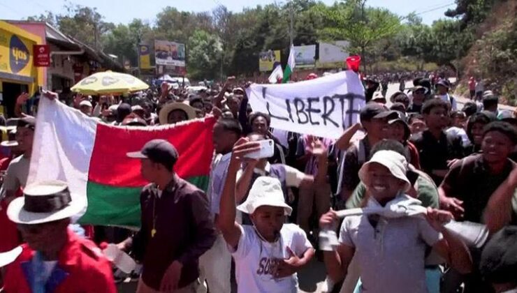 Madagaskarda siyasi deprem: Ülkeyi terk eden Cumhurbaşkanı azledildi – Dünya Haberleri CNN TÜRK | Video
