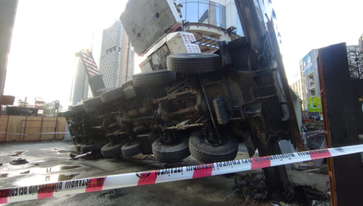 İstanbul'da vinç öğrenci yurduna devrildi