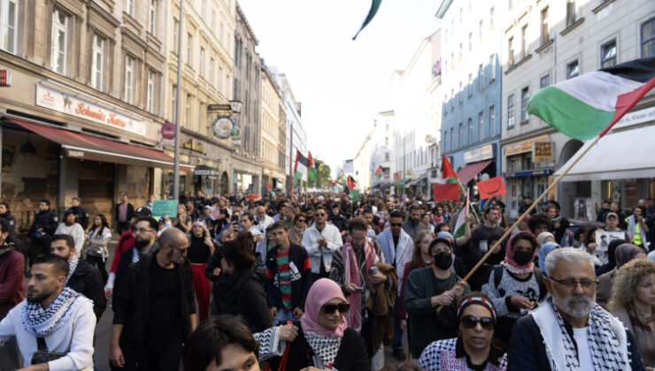 Berlin’de düzenlenen Filistin’e destek yürüyüşüne 100 bini aşkın kişi katıldı