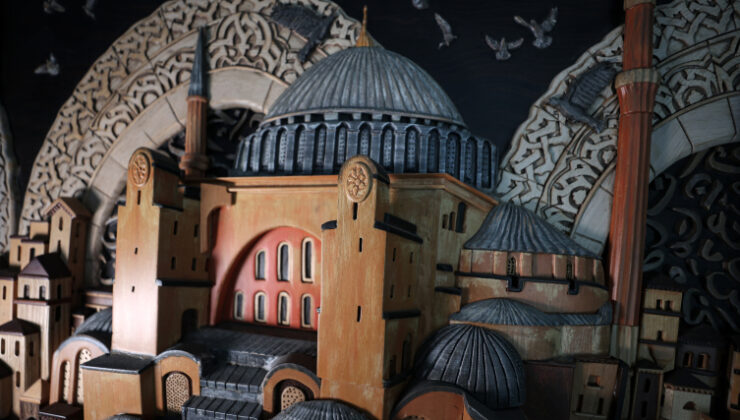 Farklı sanat dallarının birleşimiyle ortaya çıkan neva ile ahşap eserler üretiyor