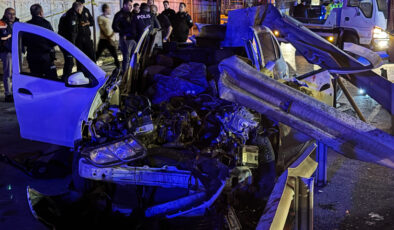 Ümraniye’de otomobil bariyerlere saplandı: 1 ölü, 1 yaralı