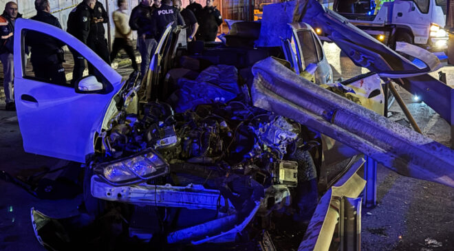 Ümraniye’de otomobil bariyerlere saplandı: 1 ölü, 1 yaralı
