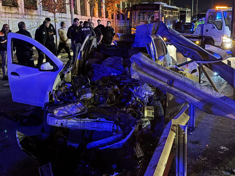 Ümraniye’de otomobil bariyerlere saplandı: 1 ölü, 1 yaralı