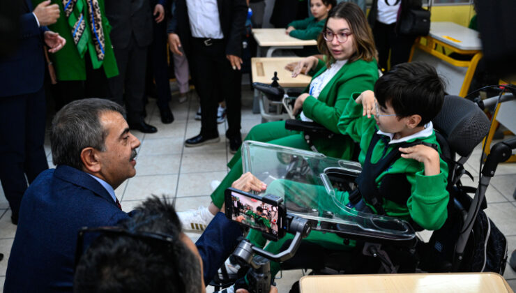 Bakanlar Tekin ve Yumaklı, özel gereksinimli öğrencilerle buluştu