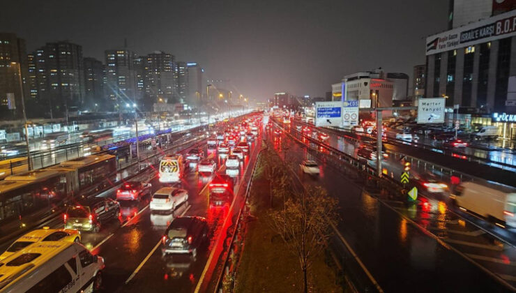 İstanbul'da sağanak: Caddeler göle döndü