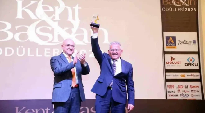 Kayseri Büyükşehir Belediye Başkanı Dr. Memduh Büyükkılıç, İç Anadolu Bölgesi’nin En Başarılı Belediye Başkanı Ödülü’ne layık görüldü