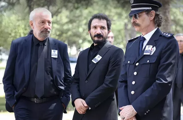 Ege Aydan’ın kameralardan uzak büyüttüğü kızı üniversiteden mezun oldu