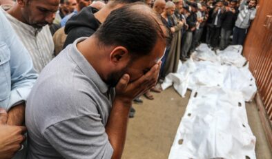 Araştırma: İngiliz medyası Gazze soykırımını aklamaya çalışıyor