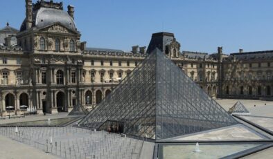 Louvre Müzesi’nin farklı bölümleri ciddi su sızıntısı nedeniyle ziyarete kapatıldı