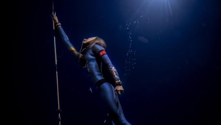 Milli yüzücü Şahika Ercümen Gazze için nefes tuttu, dünya rekoru kırdı