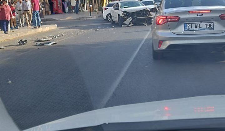 Diyarbakır’da araçlar kafa kafaya çarpıştı