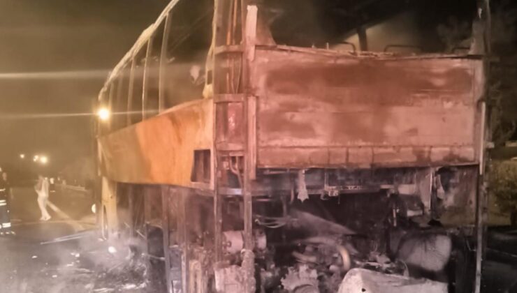 Adana’da seyir halindeki yolcu otobüsü yandı