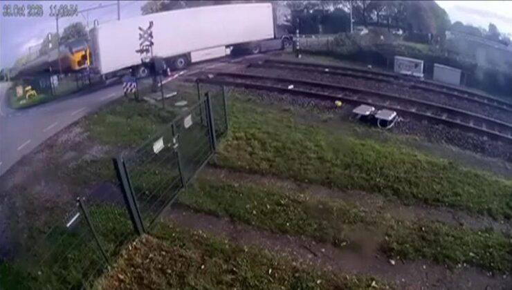Korku dolu anlar! Yolcu treni geçitte kalan tırı biçti | Video