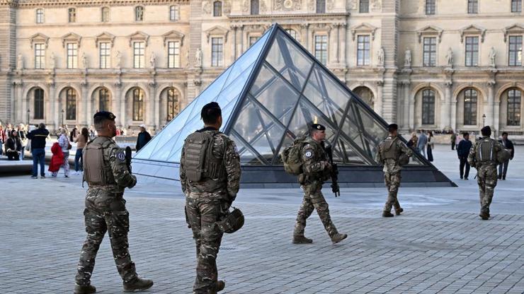 Louvre Müzesi’ni ‘amatör hırsızlar’ soymuş: Dikkat çeken yeni detaylar! – Dünya Haberleri CNN TÜRK
