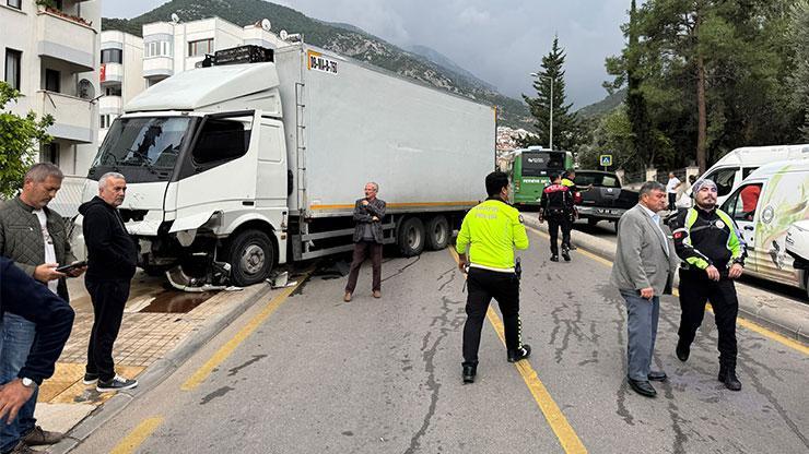 Muğla’da kamyon ile öğrenci servisi çarpıştı, 22 kişi yaralandı – CNN Türk Haberler Son Dakika