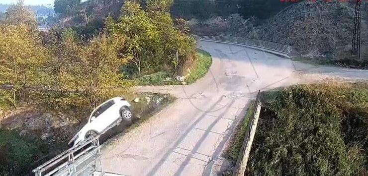 Ehliyetsiz sürücü babasının arabasıyla çaya uçtu