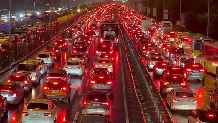 İstanbul’da trafik yoğunluğu yüzde 83’e çıktı – CNN Türk Sondakika Haberler