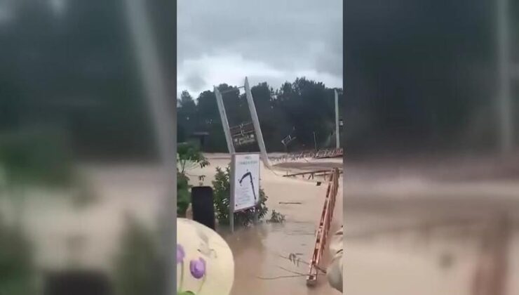 Vietnamda sel köprüyü böyle yıktı | Video