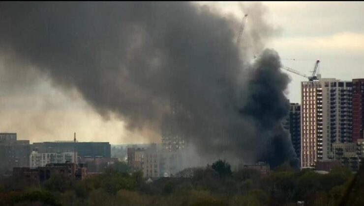 İngilterenin kalbinde depo yangını: Londrada çıkan yangına müdahale sürüyor – Dünyadan Haberler CNN Türk | Video