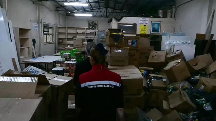 Gıda sahtekarlarına baskın: Tarihi geçmiş 30 ton ürün ele geçirildi – CNN TÜRK Son Haberler