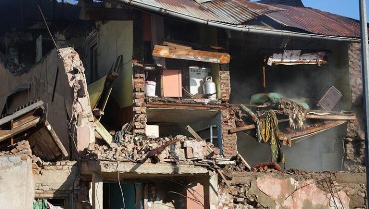 SON DAKİKA: Erzurumda doğal gaz patlaması: İki ev çöktü – CNN Türk Sondakika Haberler | Video