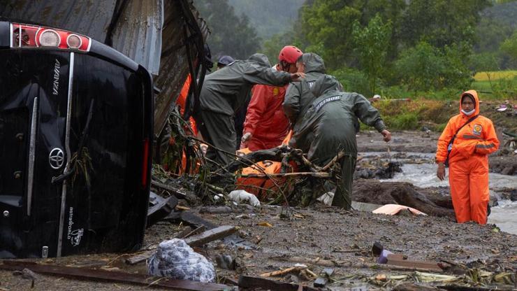 Endonezya’da bilanço ağırlaşıyor: 248 ölü – Son Dakika Dünya Haberleri CNN Türk