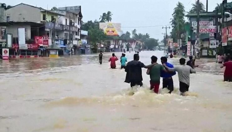 Güney Asyada sel yüzlerce can aldı | Video