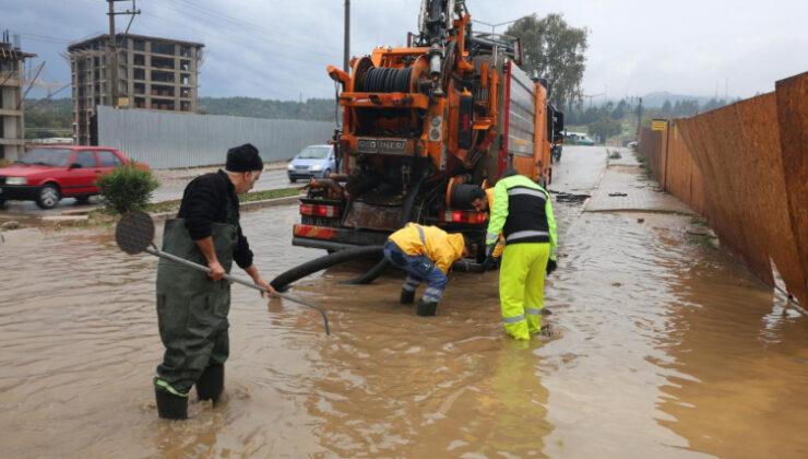 İzmir'de sağanak: Yollar çöktü, ev ve iş yerlerini su bastı