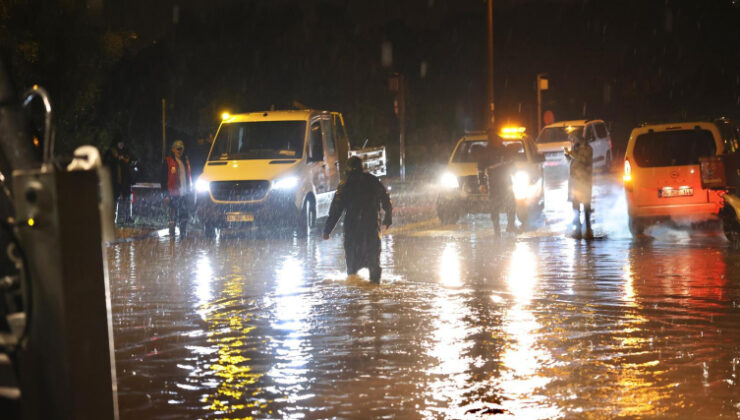Çeşme'de sağanak: Deniz karayla birleşti