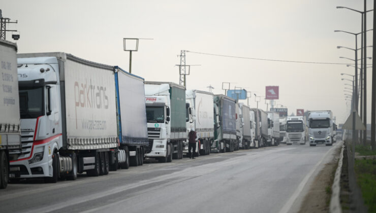 Kapıkule'de çift yönlü 7'şer kilometre tır kuyruğu oluştu