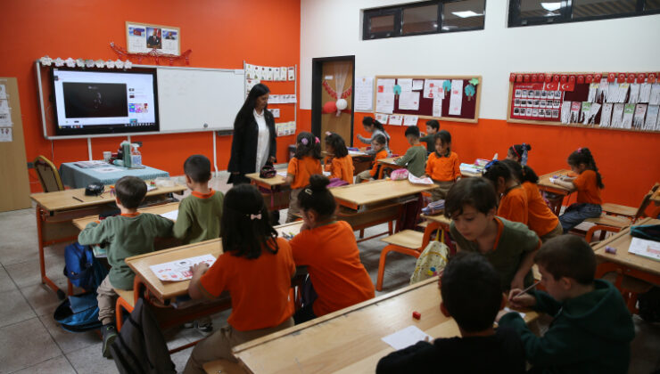 6 öğretmen ve 250 öğrencisini kaybeden okulda hüzünlü Öğretmenler Günü