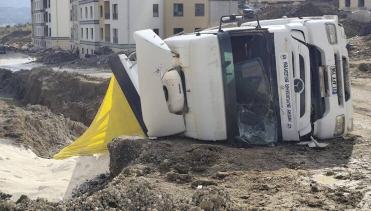 Hatay’da kum yüklü kamyon devrilerek yan yattı