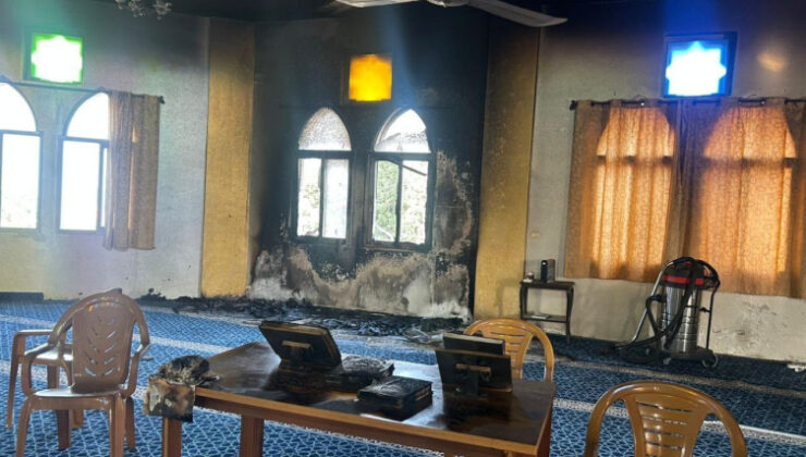 İsrailli işgalciler, Batı Şeria'da bir camiyi kundakladı