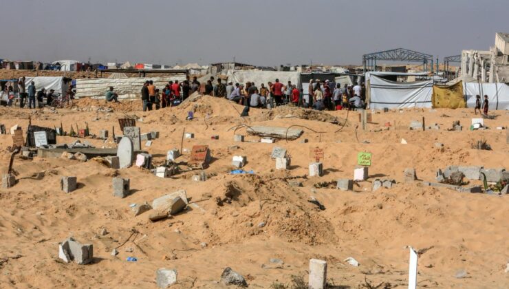 Gazze’deki mezarlıklarda, yerlerinden edilen Filistinliler ölülerle yan yana yaşıyor