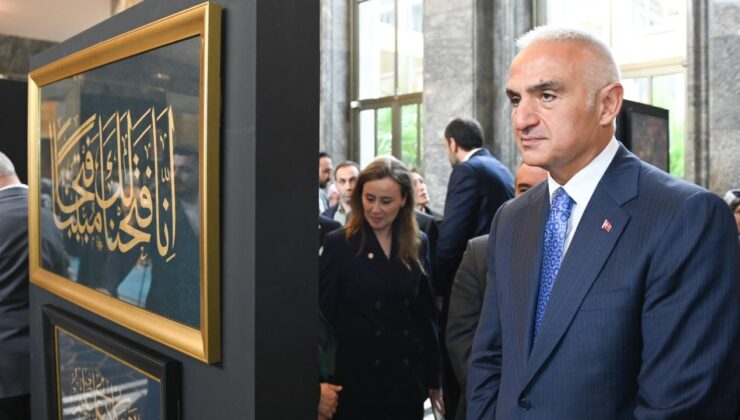 Bakan Ersoy, TBMM'deki Hilalin Işığında sergisini gezdi