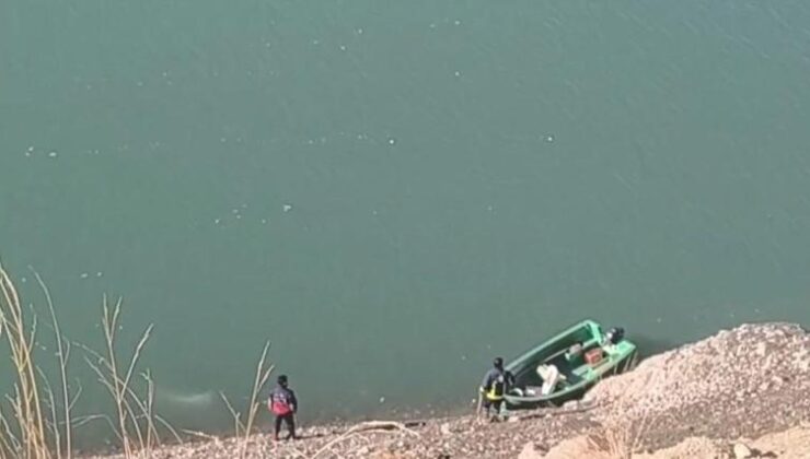 Van'da kontrolden çıkan otomobilin baraja düşme anı kamerada! 3 kişinin cansız bedenine ulaşıldı