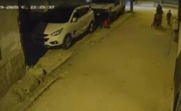 Adana’da kan donduran görüntüler: 5 yaşındaki çocuğu otomobile çarpıp yere fırlattı – Son Dakika Haberleri CNN Türk