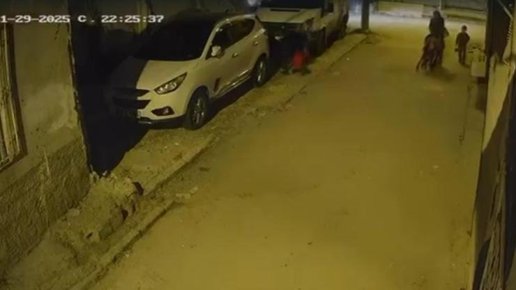Adana’da kan donduran görüntüler: 5 yaşındaki çocuğu otomobile çarpıp yere fırlattı – Son Dakika Haberleri CNN Türk