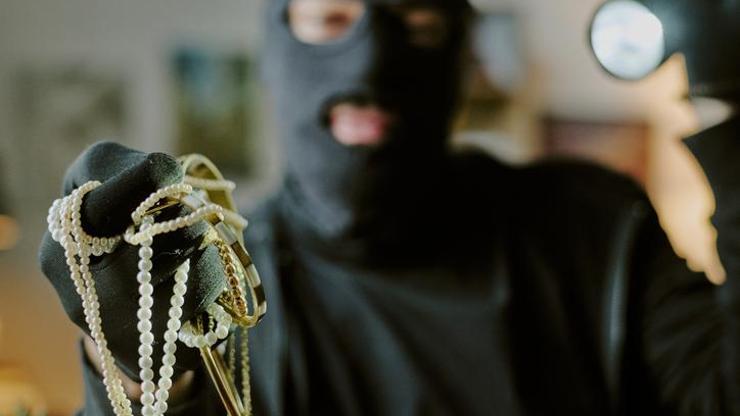 Hırsızdan akılalmaz yöntem! Kolyeyi yutarak çaldı.. – Dünya Haberleri CNN TÜRK