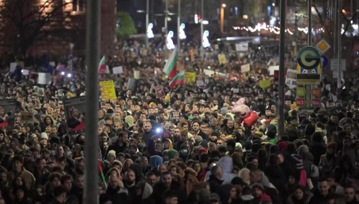 Bulgaristan sokakları yine karıştı | Video