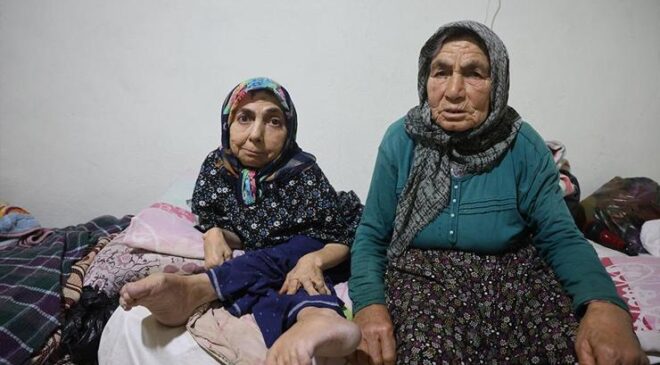 Ömrünü engelli kızı için adadı: Nazmiye Annenin yürek burkan mücadelesi – CNN TÜRK Son Haberler