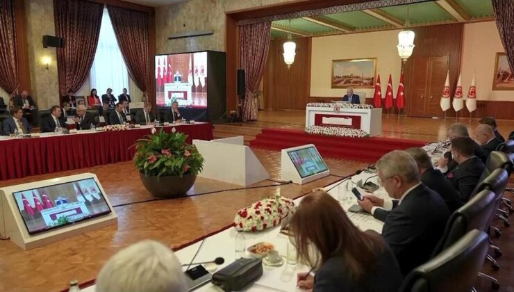 CHP, MHP, DEM raporlarını teslim etti: Terörsüz Türkiye komisyonu raporları birleştirilecek – Son Dakika Haberler CNN Türk | Video