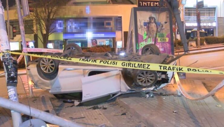 Önce motosiklete sonra direğe çarpıp ters döndü: 4 yaralı – CNN Türk Sondakika Haberler | Video