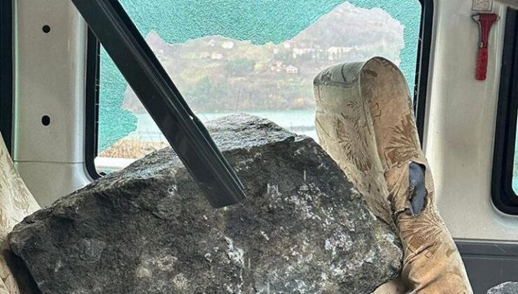 Minibüsün üzerine dev kayalar düştü: 3 kişi şans eseri kurtuldu – Son Dakika Haberleri CNN Türk | Video