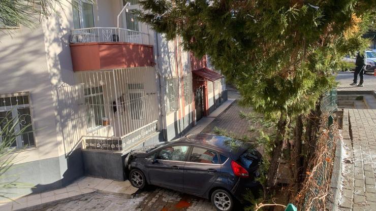 Otomobil apartman bahçesine uçtu: 4 yaralı