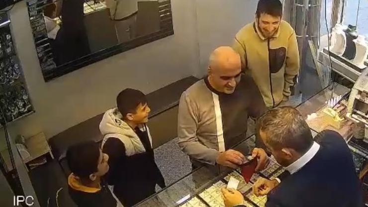 Yer: Bağcılar… Yolda buldular, hemen sahibine teslim ettiler! Küçük çocuklardan büyük ders – CNN Türk Sondakika Haberler